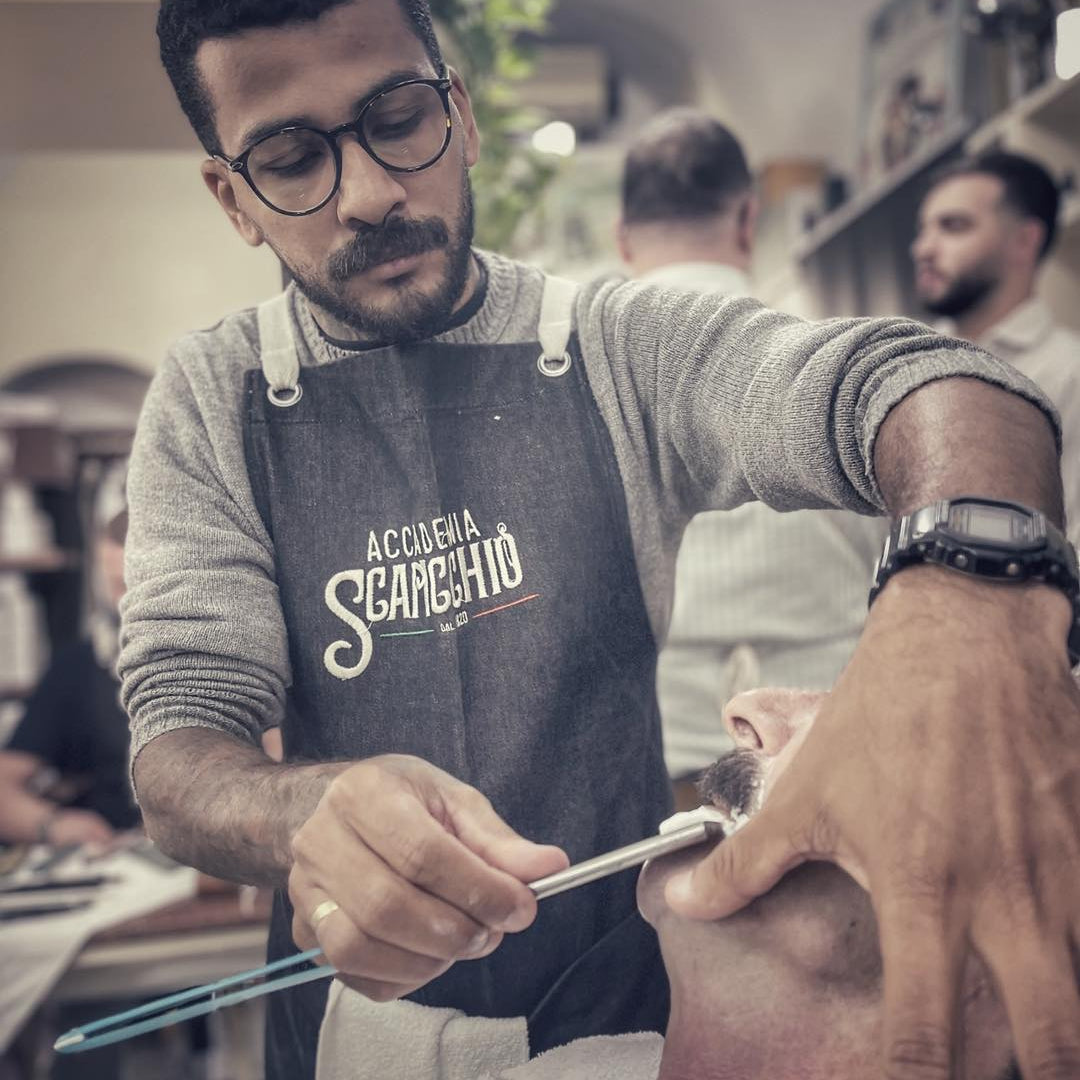 Rasatura a Mano Libera: Tradizione Autentica con il Metodo Scapicchio™