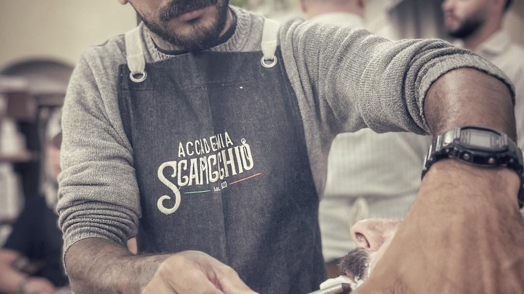 Rasatura a Mano Libera: Tradizione Autentica con il Metodo Scapicchio™