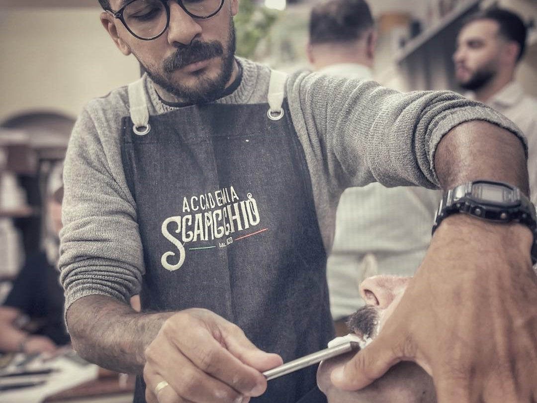 Rasatura a Mano Libera: Tradizione Autentica con il Metodo Scapicchio™