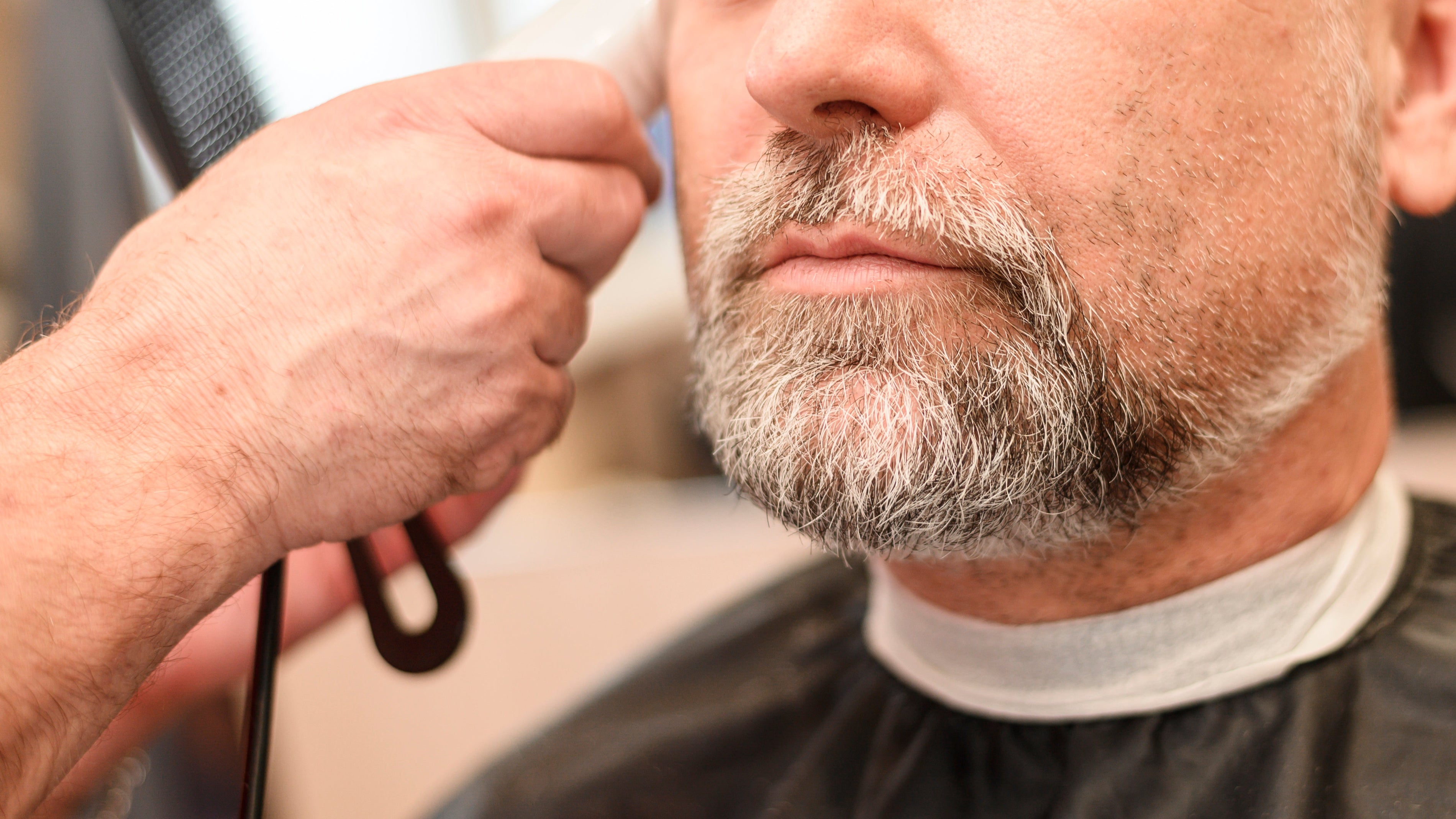 Rifinire la Barba: Precisione e Stile secondo il Metodo Scapicchio